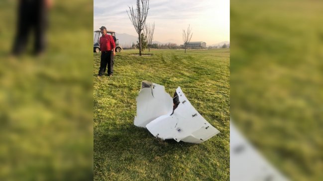 Trozo de fuselaje de un avión cayó sobre campo de golf en Santiago