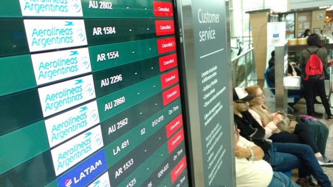 Argentina: Controladores aéreos retoman huelga y obligan a reprogramar vuelos