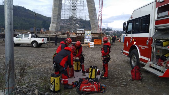 Bomberos realizó simulacro de rescate en construcción de puente a 50 metros de altura