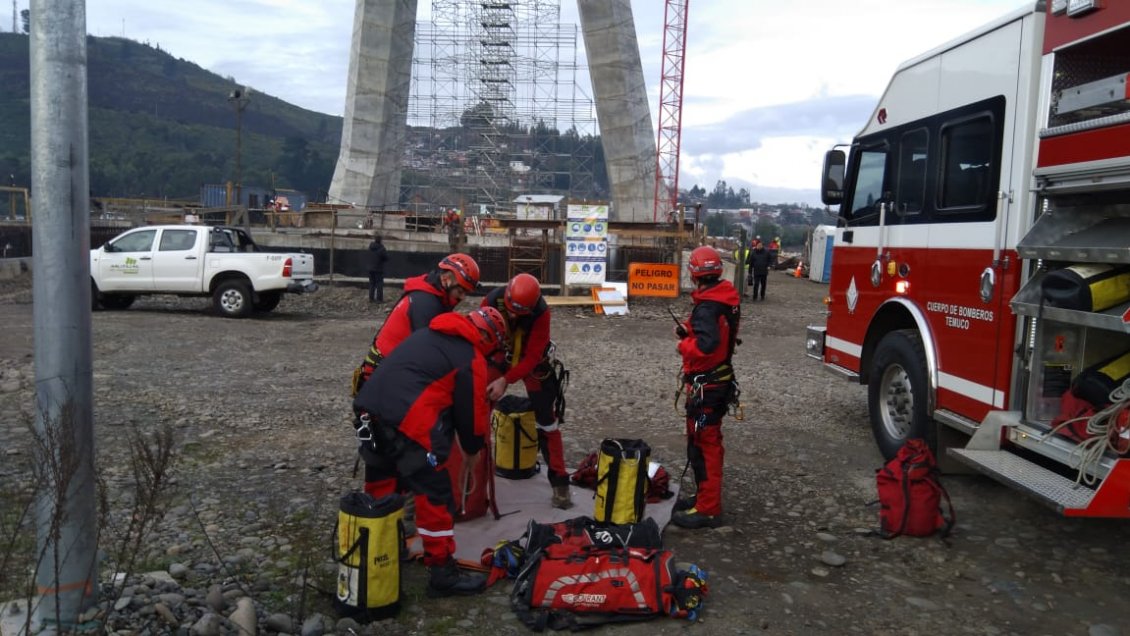 Bomberos realizó simulacro de rescate en construcción de puente a 50 metros de altura