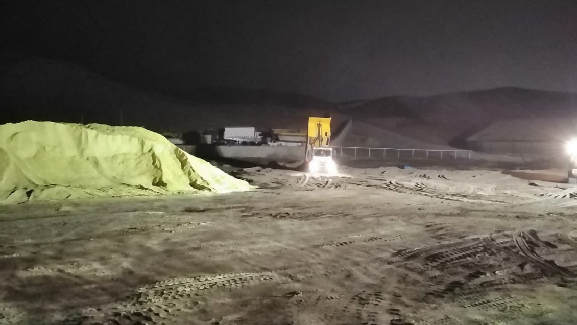 Bomberos controló incendio en azufrera de Alto Hospicio que generó densa humareda