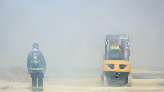 Gobierno interpuso querella criminal por incendio en azufrera de Alto Hospicio