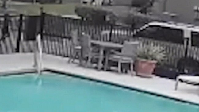 Mamá jugaba con su camioneta y sus tres hijos: Atropelló al menor y lo mató