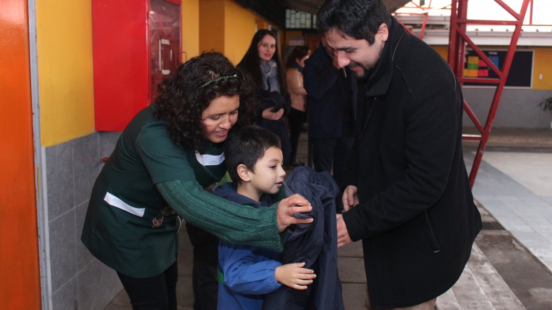 Comenzó entrega de tres mil chaquetas para estudiantes de Colbún
