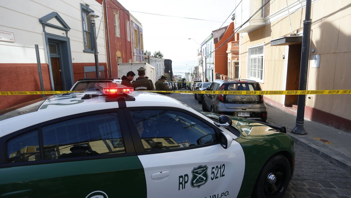 Aumentan dotación de Carabineros tras muerte de turista canadiense en Cerro Alegre