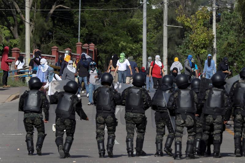 Honduras: Militares rescataron desde universidad a compañero 