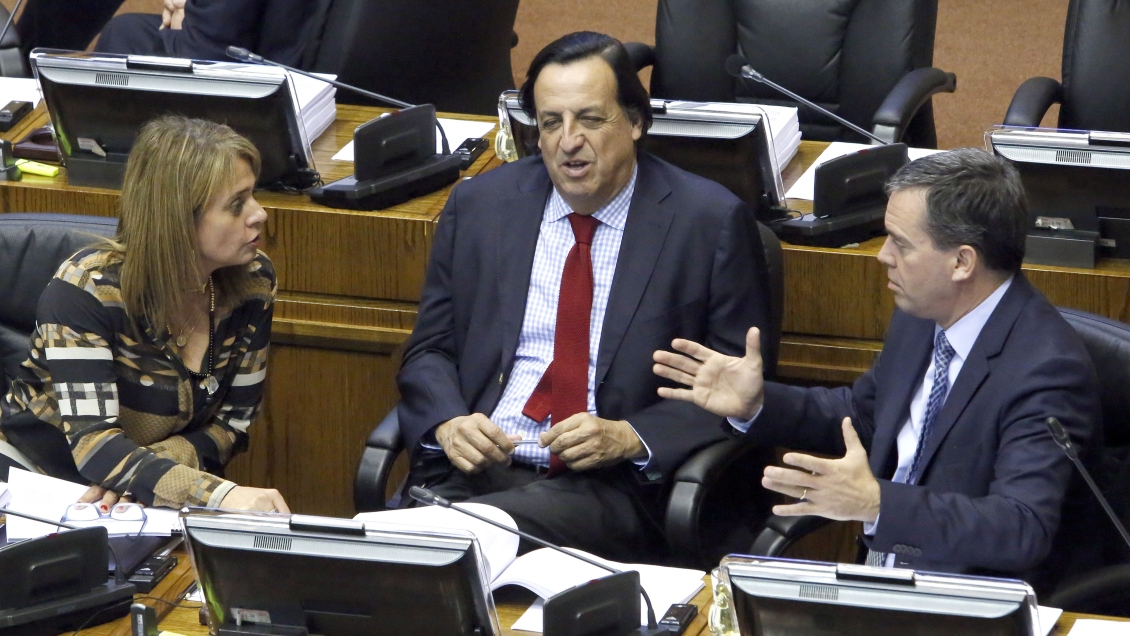 Críticas cruzadas entre senadores Harboe y Van Rysselberghe por ley corta Antiterrorista