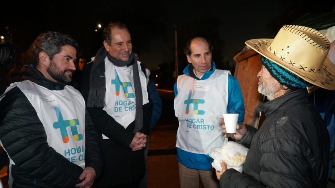 Hogar de Cristo convocó a diversas personalidades para repartir alimentos personas sin techo