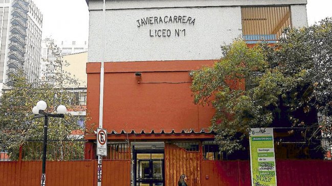 Alumnas del Liceo 1 de Santiago intentaron tomarse el establecimiento