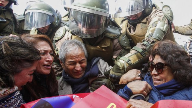 Presidente del Colegio de Profesores fue detenido por interrumpir el tránsito en la Alameda