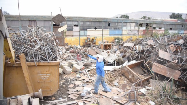 Inician el retiro de mobiliario abandonado en el Liceo Politécnico de Arica