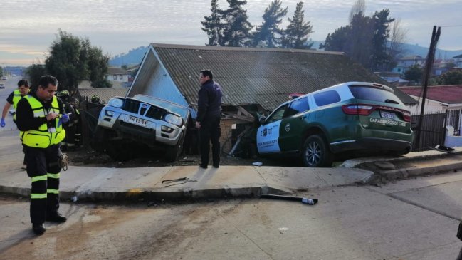 Patrulla chocó a una camioneta y se incrustaron en una casa de Reñaca Alto