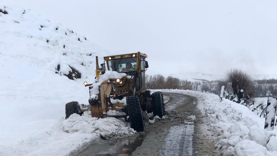 Intensas nevadas causan cierre de pasos fronterizos en Lonquimay