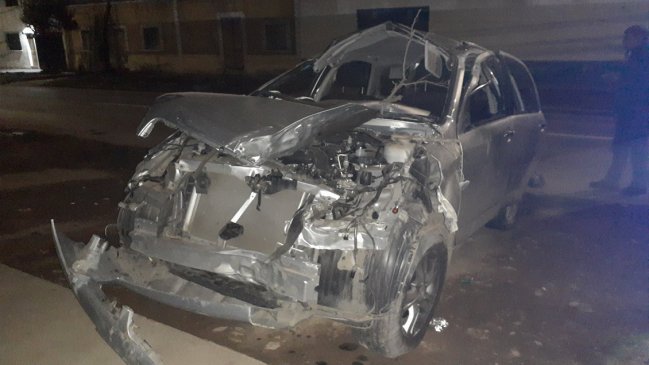 Dos sujetos lesionados tras chocar auto robado en Quinta Normal