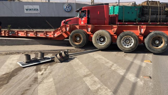 Alto Hospicio: Camión arrasó con un semáforo y dejó rampa atravesada en la calle