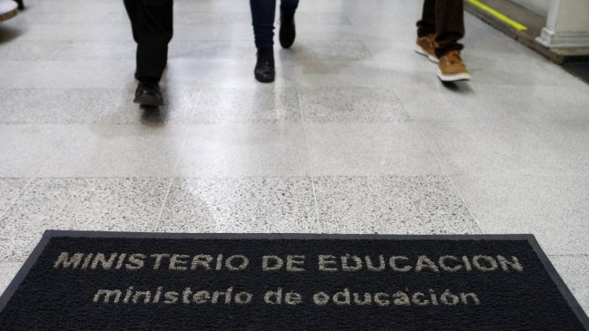 Funcionarios del Mineduc realizarán paro de 24 horas en defensa de la educación pública