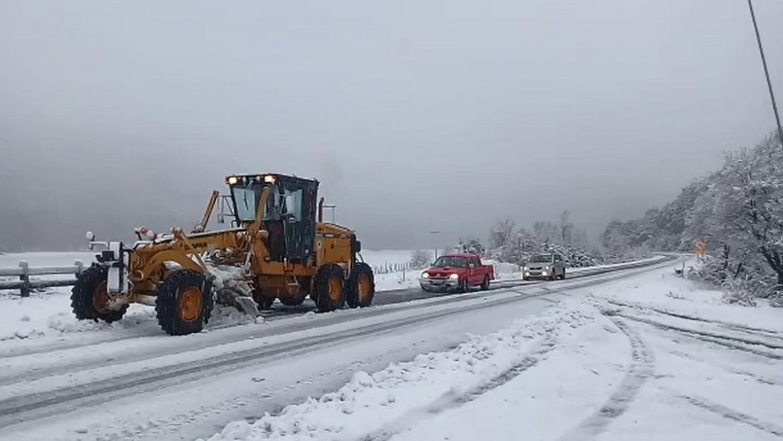 La Araucanía: Vialidad presenta plan para despejar caminos afectados por la nieve