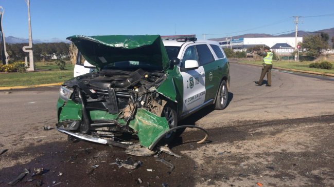 Dos carabineros lesionados tras choque de patrulla con auto particular en La Ligua