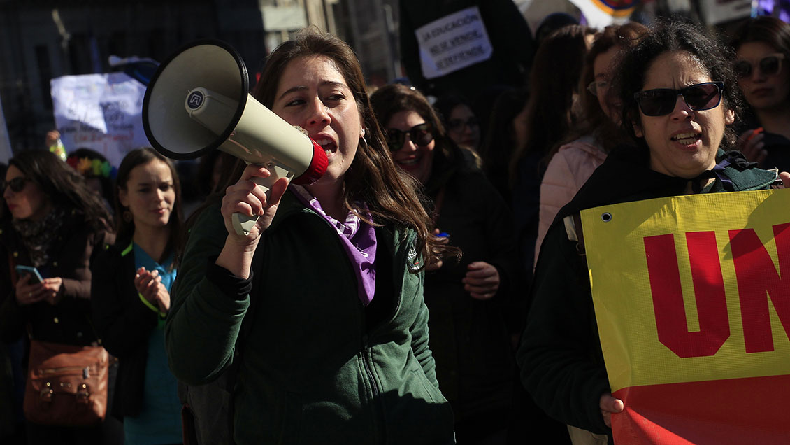 Educadores de párvulo protestan en frontis de la Subsecretaría
