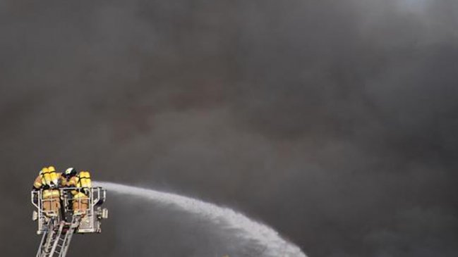 Evacúan varias localidades alemanas por incendio junto a un antiguo recinto militar