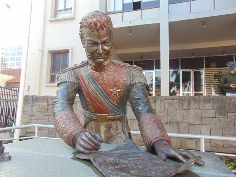 Roban pluma del monumento a O'Higgins en Talca por segunda vez en menos de un año