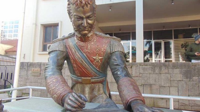 Roban pluma del monumento a O'Higgins en Talca por segunda vez en menos de un año