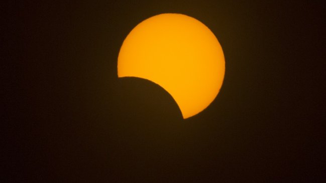 Apasionado beso se robó la película en medio del eclipse