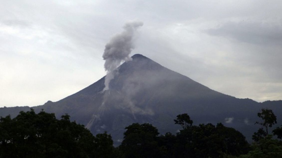 El volcán Santiaguito de Guatemala, uno de los más peligrosos del mundo, aumentó su actividad