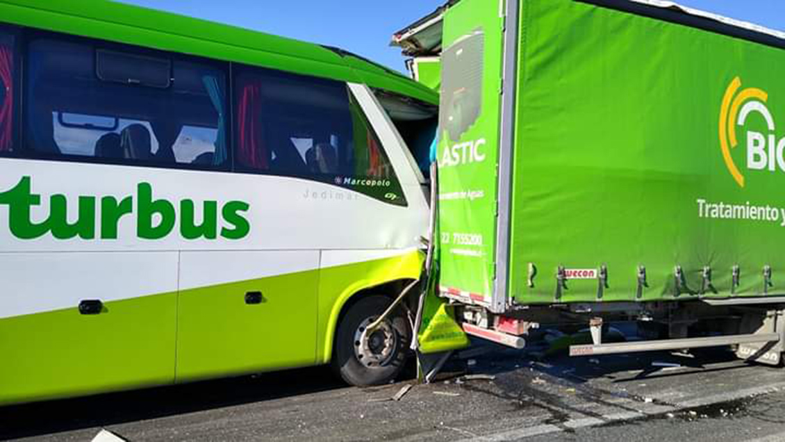 Accidente involucró a bus y dos camiones en la Ruta 5 Sur