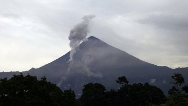 El volcán Santiaguito de Guatemala, uno de los más peligrosos del mundo, aumentó su actividad