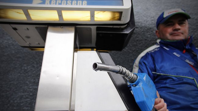 El precio de la bencina vuelve a bajar, pero sube la parafina