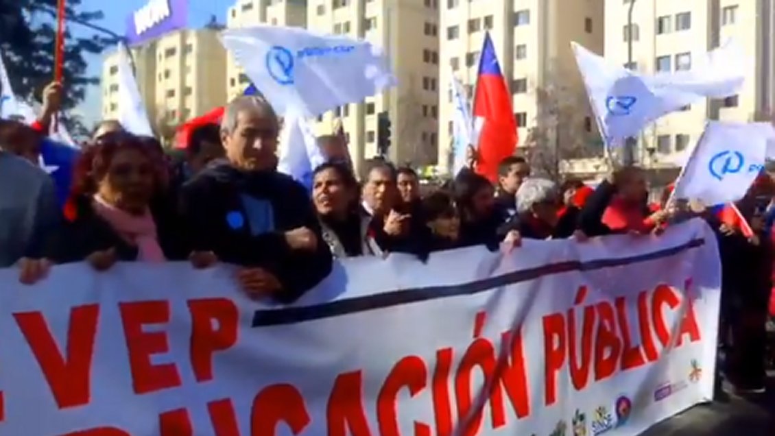 Colegio de Profesores realiza nueva marcha al cumplir un mes del paro docente