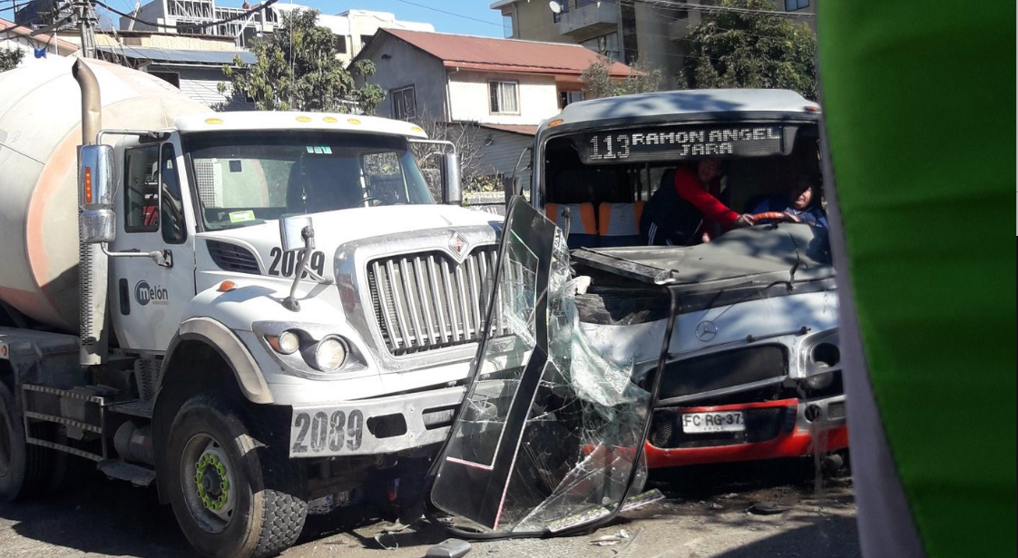 Nueve heridos dejó choque entre camión y microbús en Quilpué