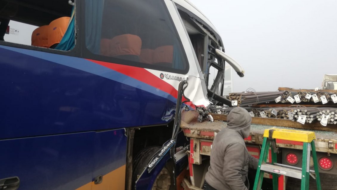 Colisión de bus y camión deja 16 personas lesionadas en el acceso norte de Osorno
