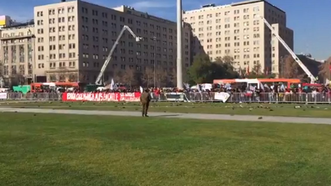 Profesores lanzaron zapatos a La Moneda en protesta por falta de diálogo con el Gobierno