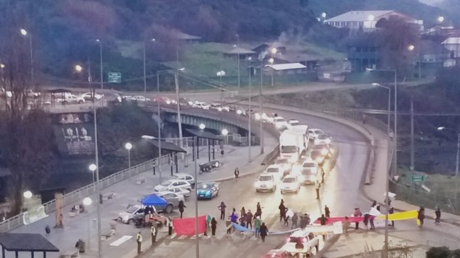 Castro: Profesores bloquearon tránsito de concurrido puente en apoyo al paro nacional