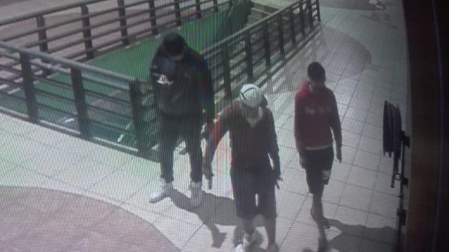 Detienen a tres adolescentes tras intimidar a funcionarios de un supermercado por negarse a venderles alcohol