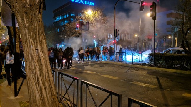 Protesta y barricadas en las afueras del Liceo Tajamar
