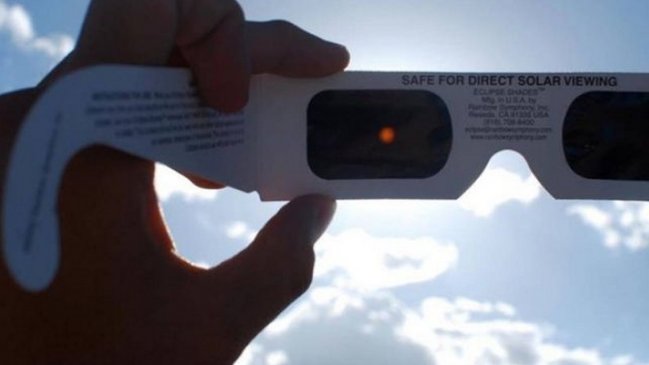 Polémica en Lota tras sorteo de lentes para el eclipse solar en Facebook