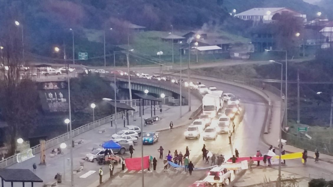 Castro: Profesores bloquearon tránsito de concurrido puente en apoyo al paro nacional