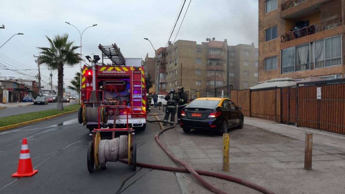 Incendio afectó un departamento en el segundo piso de un edificio de Iquique
