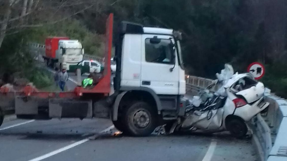Colisión frontal entre un camión y un auto provocó la muerte de una persona en el Biobío