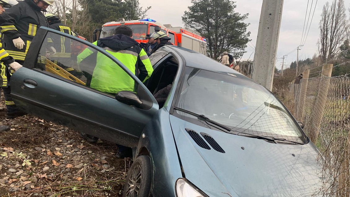 Conductor ebrio cayó a una zanja, puso al copiloto al volante y se dio a la fuga