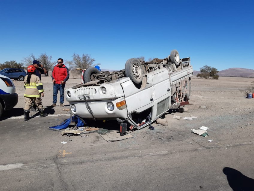 Cuatro personas heridas registró volcamiento en camino a La Tirana