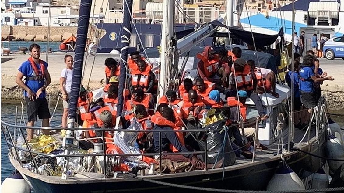 Italia permitió el desembarco de 41 migrantes en Lampedusa y confiscó el barco