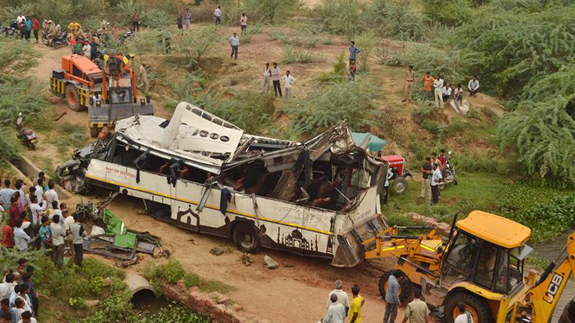 Decenas de muertos al caer un autobús a un canal en la India