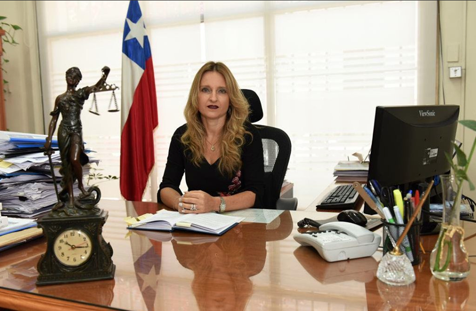 Ministra Rutherford pide al TC aclarar fallo que paraliza causa contra Oviedo