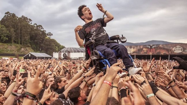 La imagen de metaleros solidarios con un joven en silla de ruedas que se viralizó