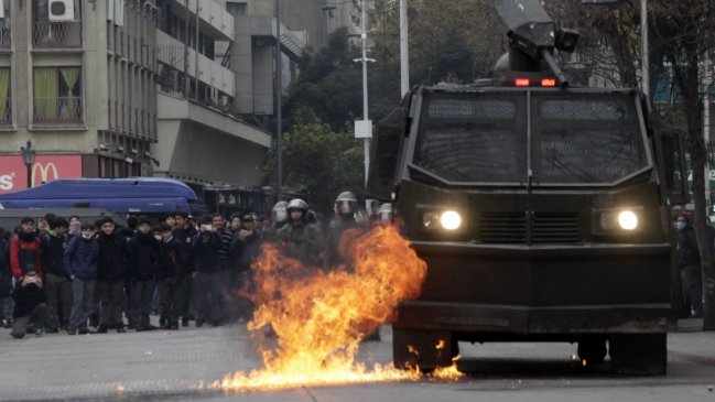 Encapuchados lanzaron bombas molotov contra Carabineros en el Instituto Nacional