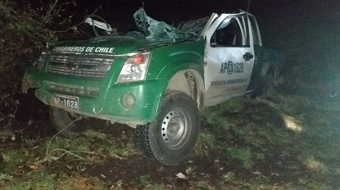 Volcamiento de patrulla en camino rural dejó a dos carabineros lesionados